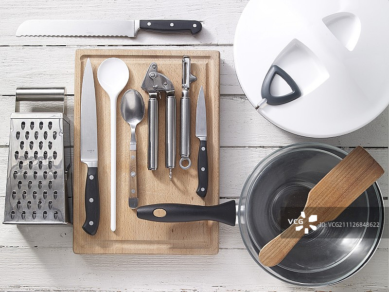 制作蔬菜土耳其肉和希腊酸奶黄瓜酱的厨房用具图片素材