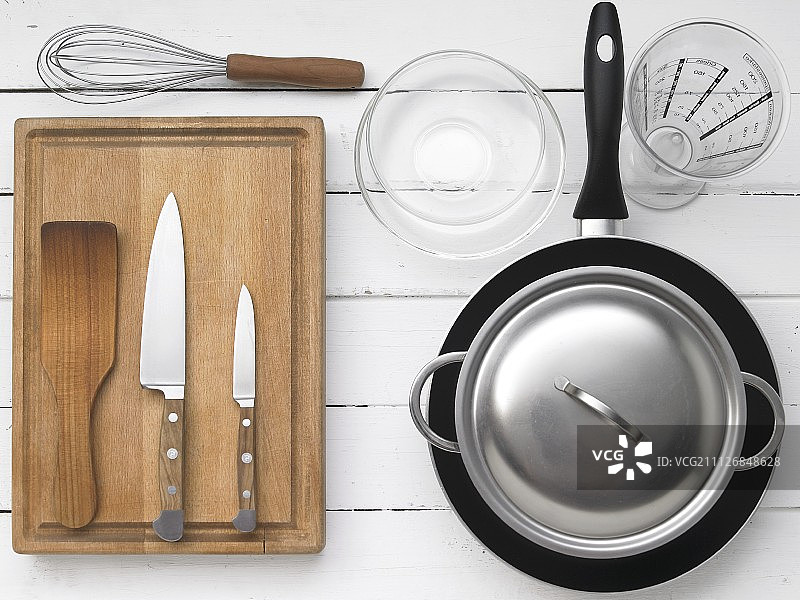 准备煎吐司的厨房用具，配西葫芦和樱桃番茄图片素材