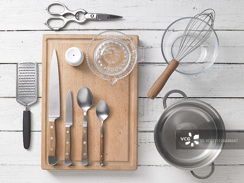 制作芥末鸡蛋的厨房用具，配水芹和火鸡胸肉图片素材