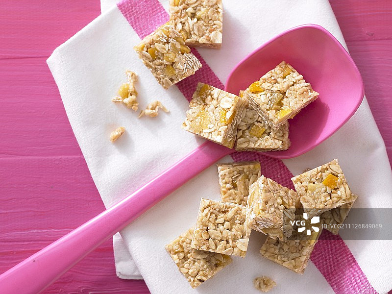 芒果杏仁方块配芝麻图片素材