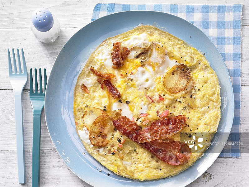 土豆、培根和苹果煎蛋卷图片素材