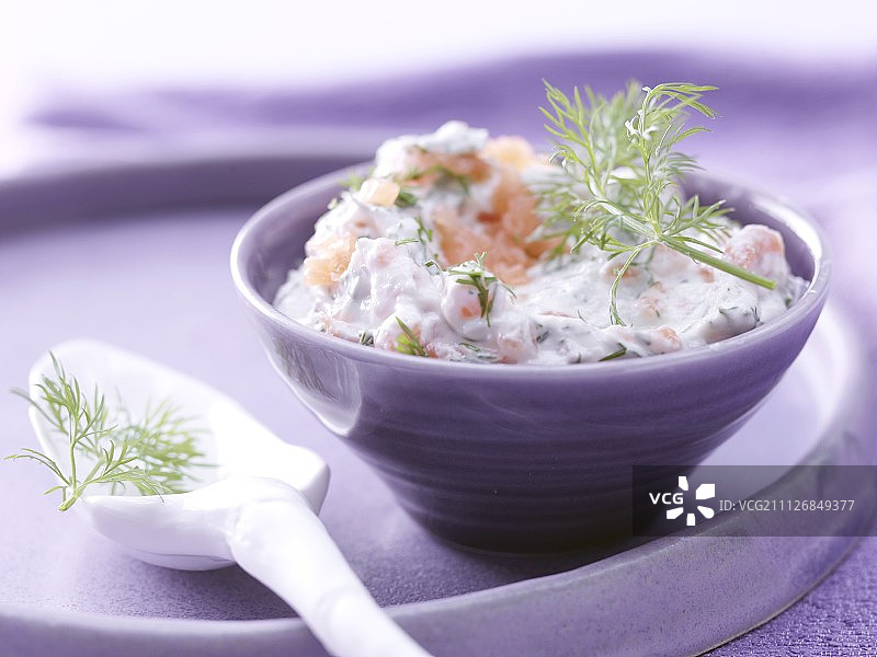 烟熏三文鱼奶酪奶油配莳萝和辣根图片素材