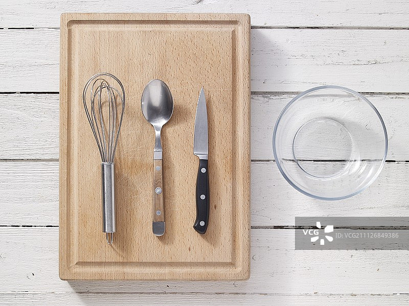 餐具的牛奶什锦早餐图片素材