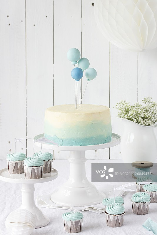 带有气球和巧克力纸杯蛋糕的渐变蛋糕图片素材