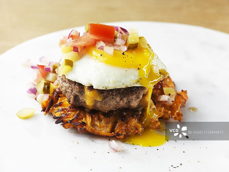 无面包汉堡：土豆饼、牛肉末和鸡蛋图片素材