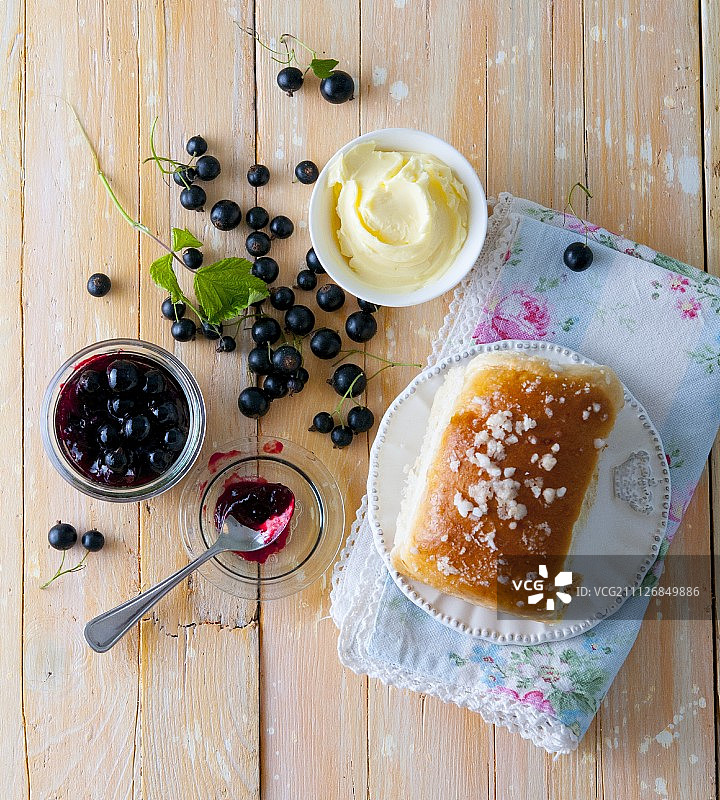 黄油黑加仑果酱甜面包图片素材