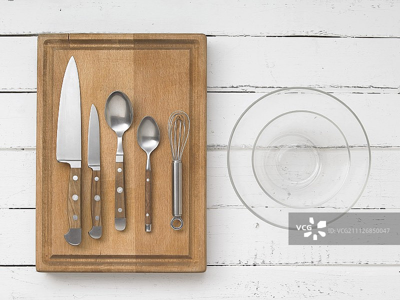 厨房用具：刀具、餐具、打蛋器和玻璃碗图片素材