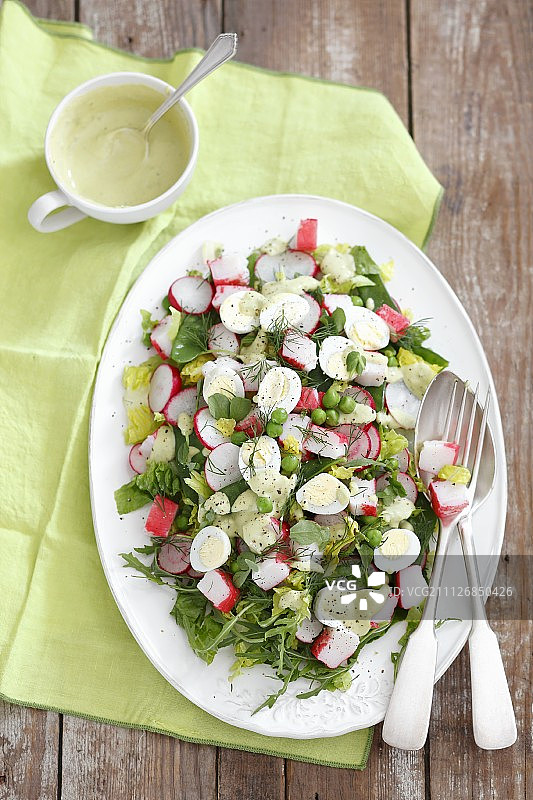 蟹肉棒鹌鹑蛋沙拉，配萝卜、豌豆和蛋黄酱图片素材