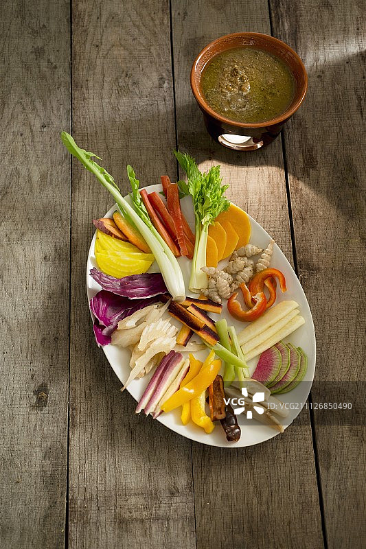 朝鲜蓟及其他蔬菜配杏仁蒜蓉酱图片素材