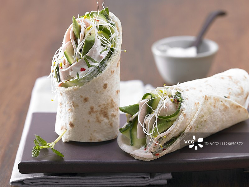 火鸡肉牛油果卷饼图片素材