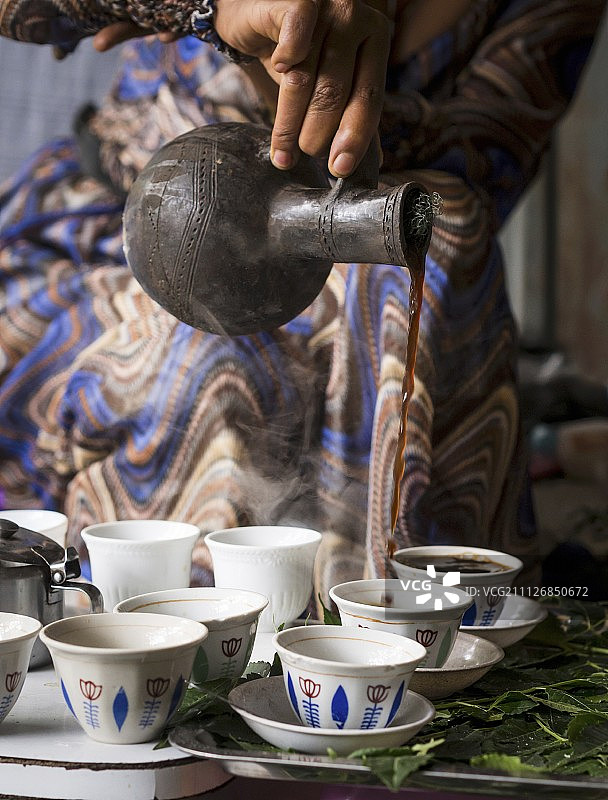 在埃塞俄比亚的传统咖啡仪式上，一位妇女从Jabena供应咖啡图片素材