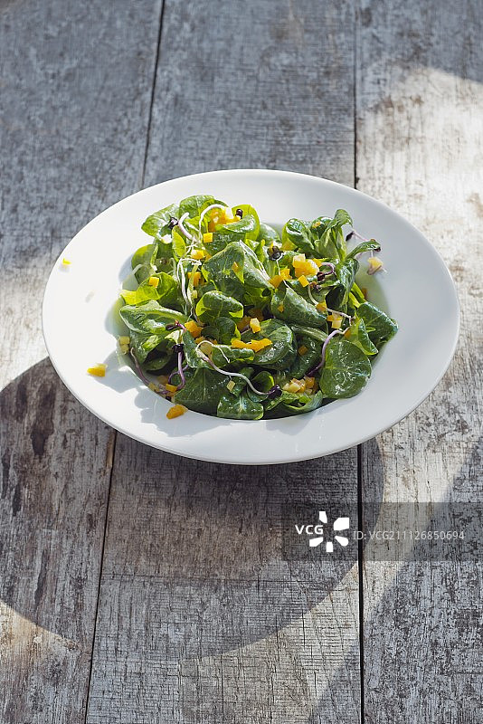 羊角生菜配黄色甜菜根、南瓜和榛子油图片素材