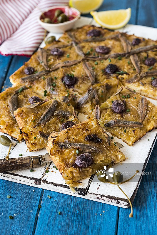 搭配焦糖洋葱和凤尾鱼的尼斯披萨图片素材