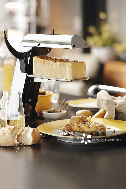 烤架上的奶酪，旁边是土豆和刺山柑图片素材