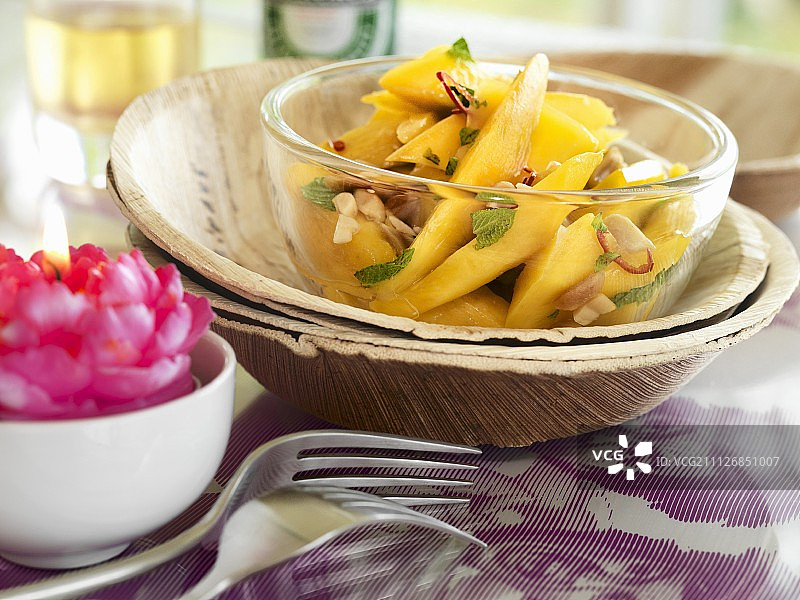 玻璃碗装芒果萨尔萨酱图片素材