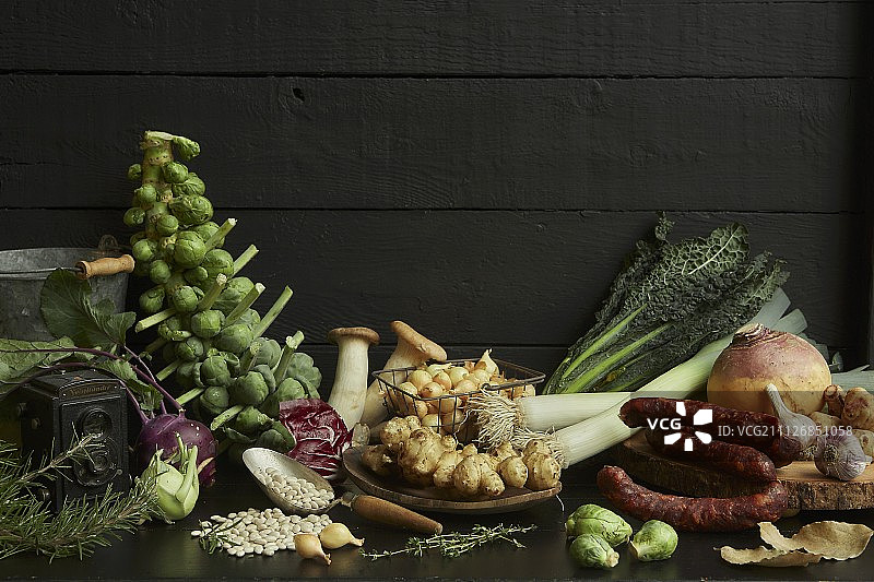 冬季蔬菜和西班牙香肠摆放图片素材