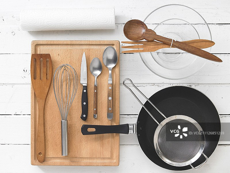 用于准备鱼肉沙拉的厨房用具图片素材