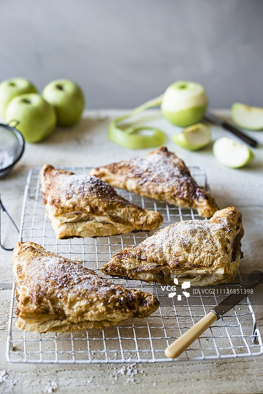 冷却架上的新鲜烤苹果馅饼图片素材