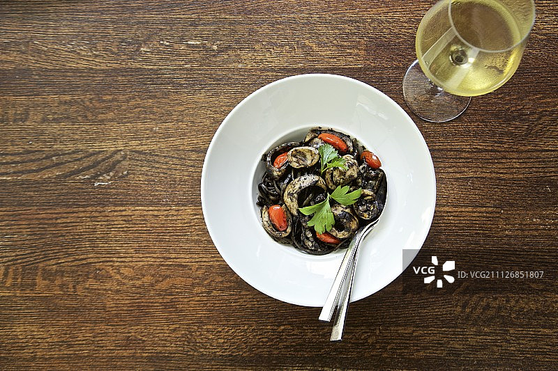 白葡萄酒墨鱼汁扁面（意大利）图片素材