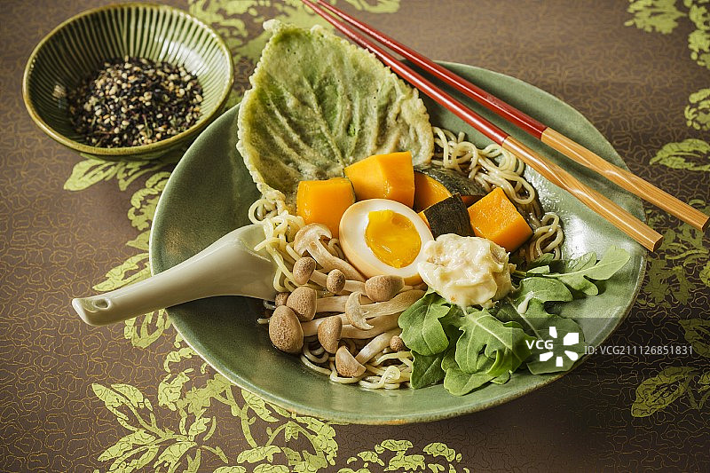 日式南瓜蘑菇拉面汤图片素材