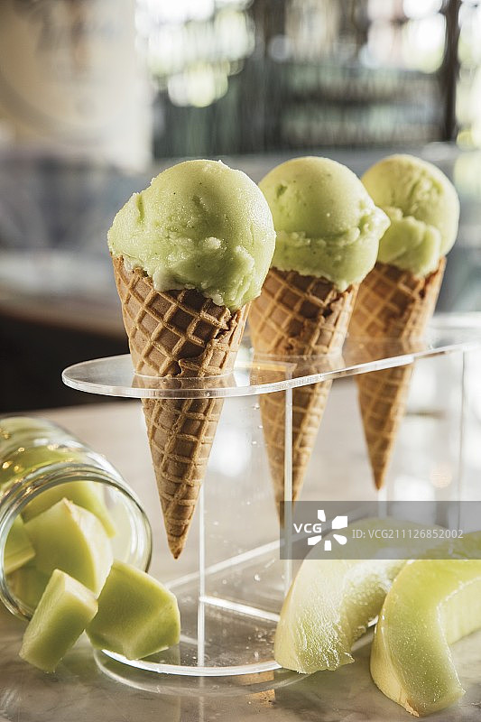 冰淇淋甜筒中的蜜瓜冰糕图片素材