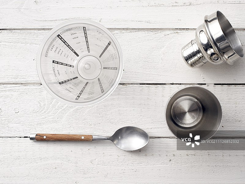 鸡尾酒调酒器、勺子和量杯图片素材