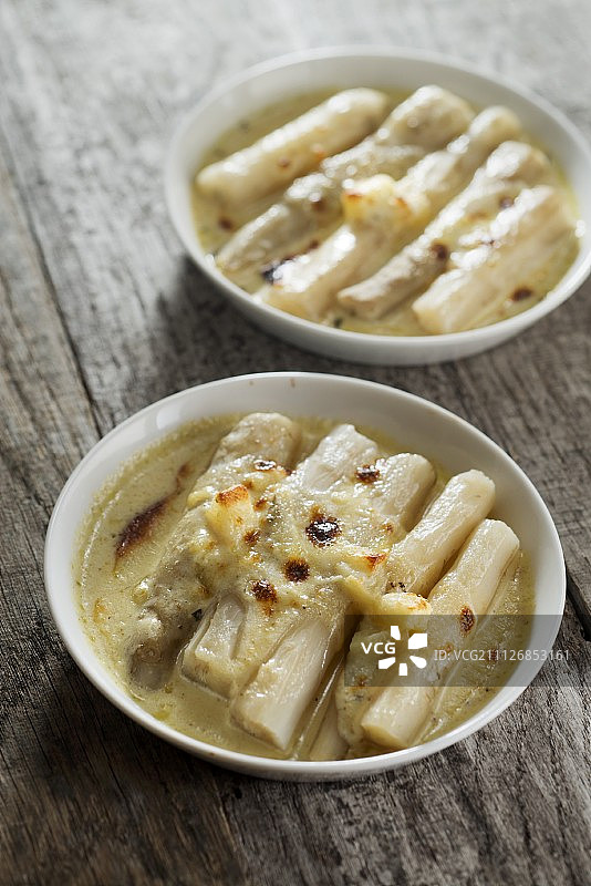 用丰蒂娜奶酪和阿尔卑斯奶酪焗烤的锥形叶菊苣图片素材