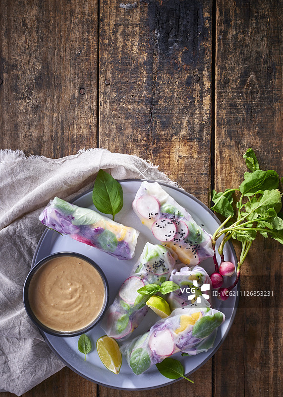 越南春卷配萝卜和坚果蘸酱图片素材