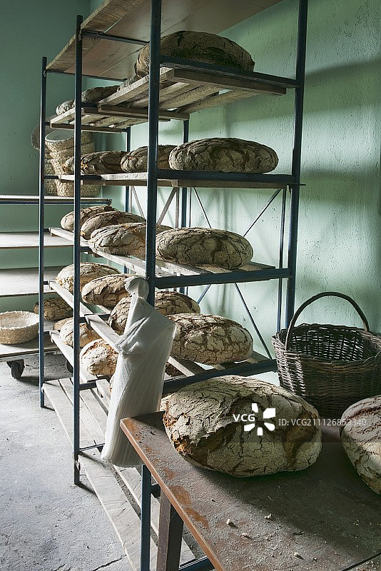 面包店货架上的黑麦面包图片素材