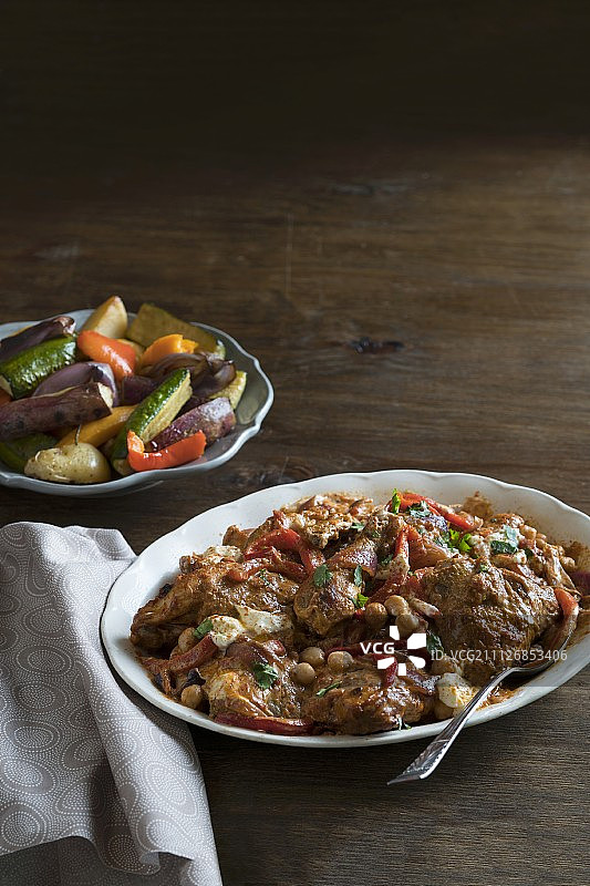 鸡肉鹰嘴豆辣椒砂锅菜图片素材