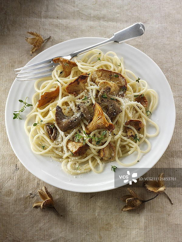 野生蘑菇帕尔马干酪意面图片素材