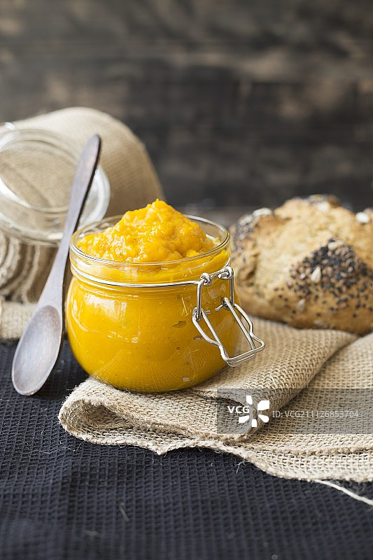 玻璃罐装南瓜酱配酸面包图片素材