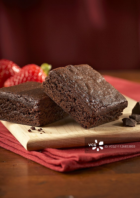 两块巧克力布朗尼配草莓图片素材
