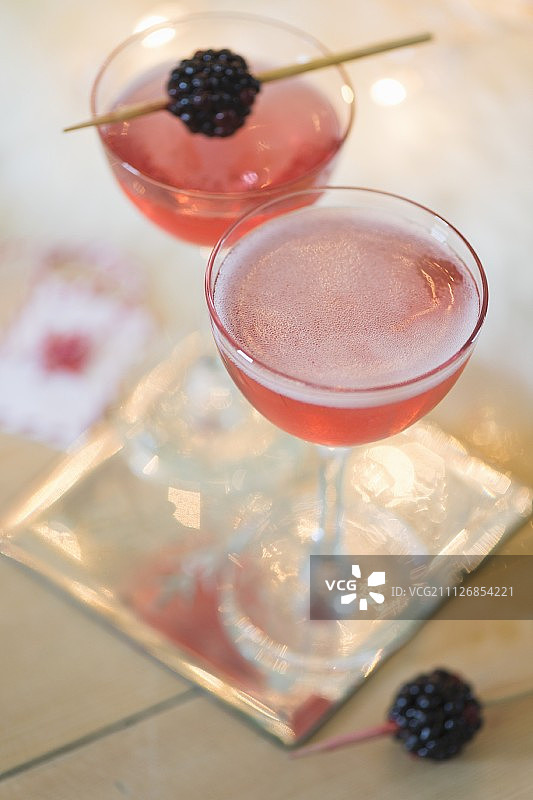 节日香槟鸡尾酒与利口酒和黑莓装饰图片素材