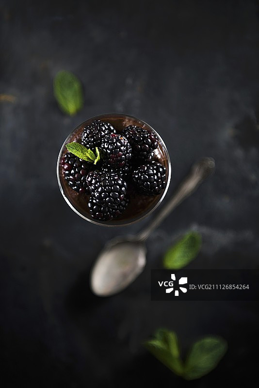 纯素巧克力黑莓慕斯图片素材