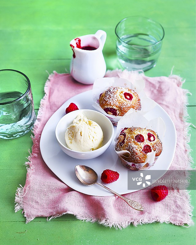 覆盆子玛芬配香草冰淇淋和覆盆子酱图片素材