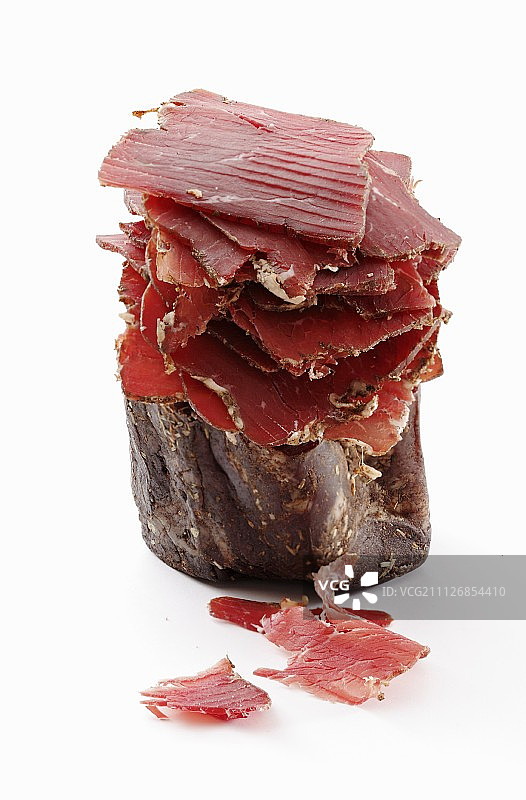 白色台面上的烟熏牛肉（南蒂罗尔）图片素材