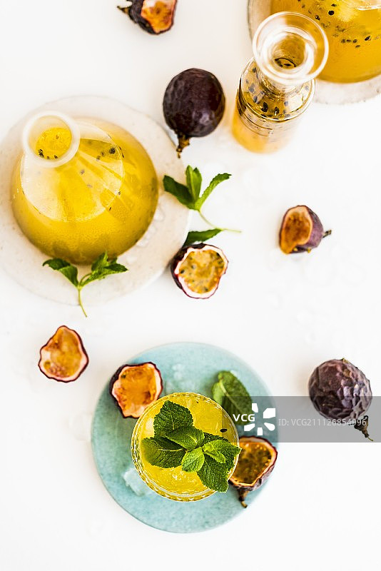 薄荷百香果鸡尾酒（俯视角度）图片素材