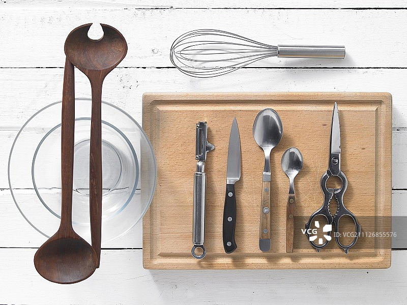 制作辣根香肠沙拉的厨房用具图片素材