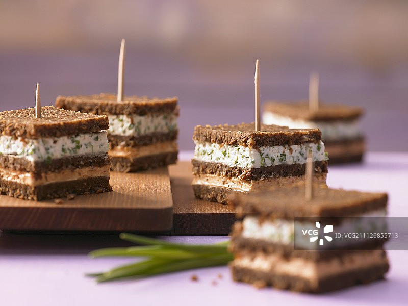 配有两种新鲜奶酪的黑麦面包图片素材