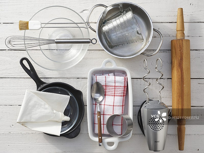 烹饪用具：准备李子酱和香草酱的烤酵母卷图片素材