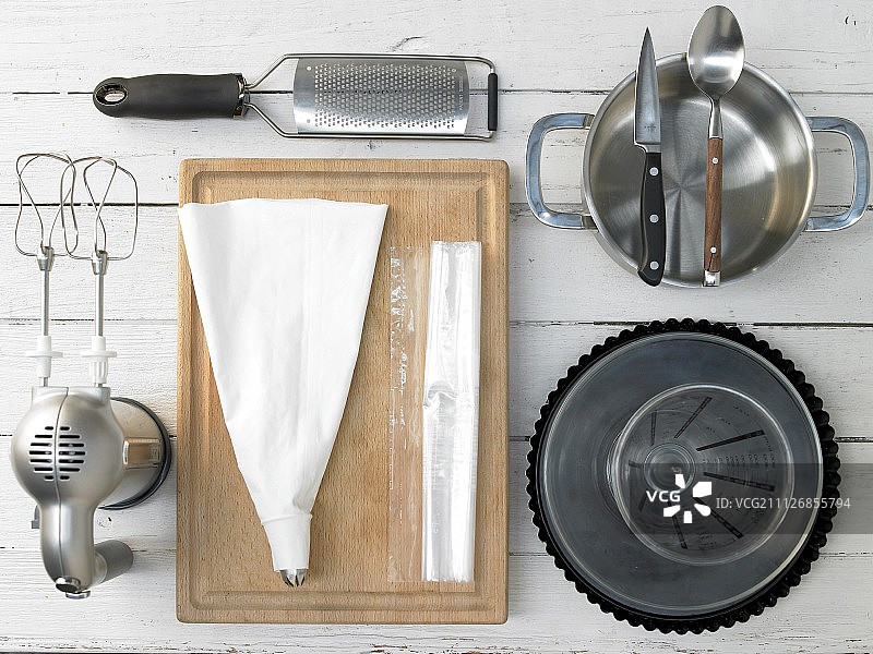 制作青柠蛋白酥皮派的厨房用具图片素材