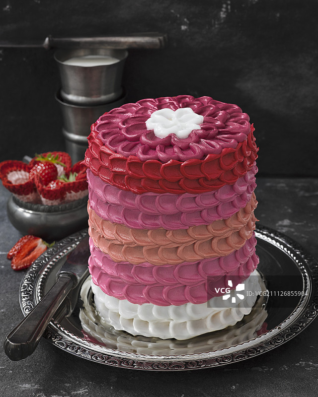 草莓彩虹蛋糕图片素材