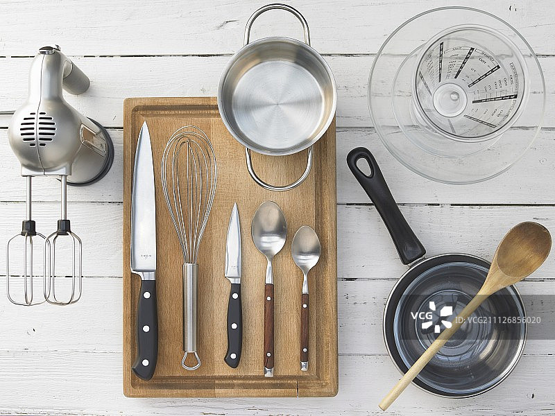用于制作巧克力慕斯的烹饪用具图片素材