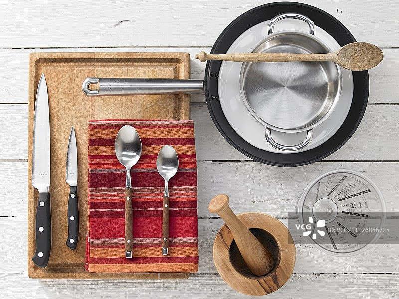 制作菠菜菜肴的厨房用具图片素材