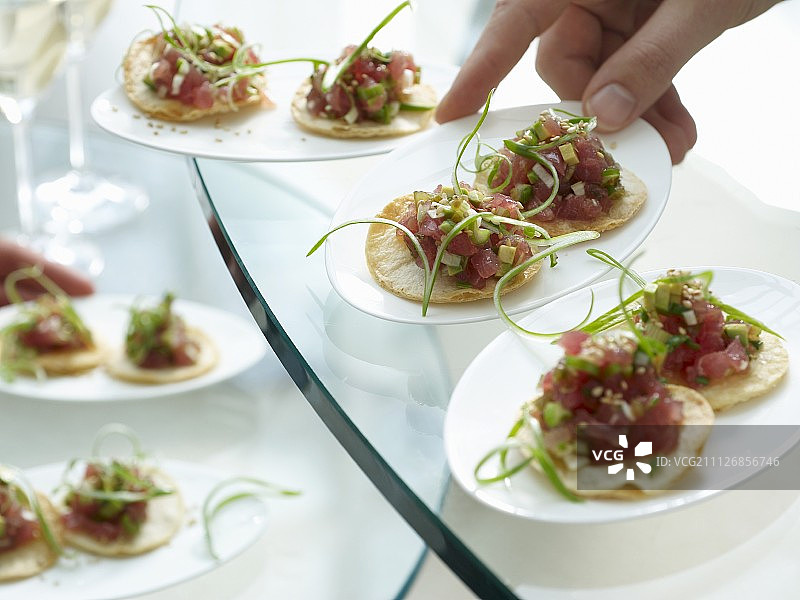 金枪鱼牛油果小烤饼图片素材