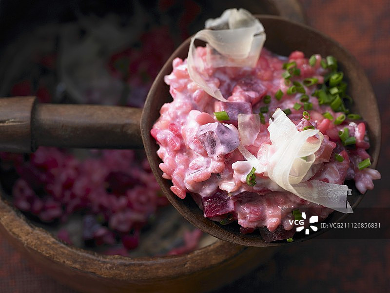 红菜头烩饭配焦糖洋葱和阿西亚戈奶酪图片素材