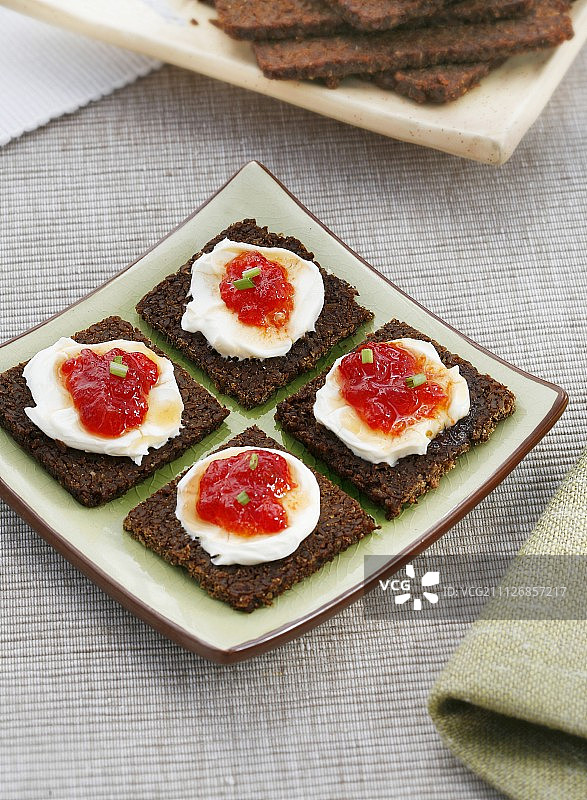 瑞可塔奶酪和辣椒粉果酱面包图片素材