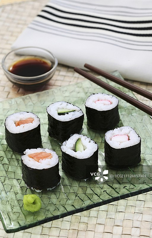 三文鱼黄瓜蟹肉寿司图片素材