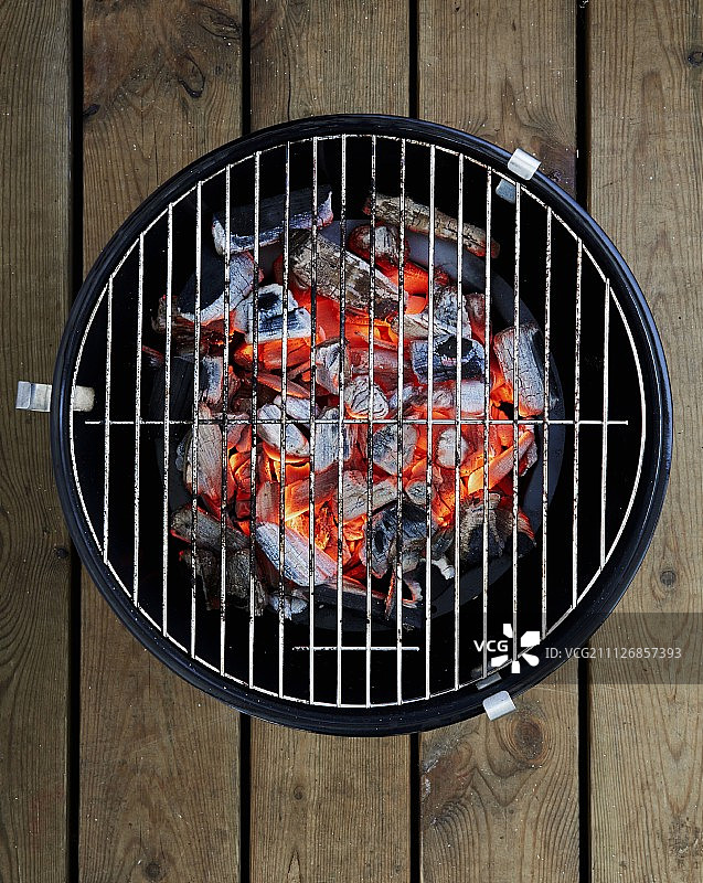 木地板上的小型烧烤架图片素材